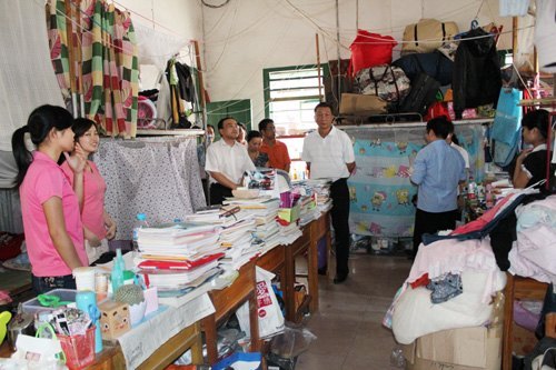 刘力书记深入明秀校区学生宿舍现场办公