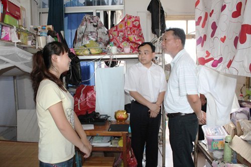 刘力书记深入明秀校区学生宿舍现场办公