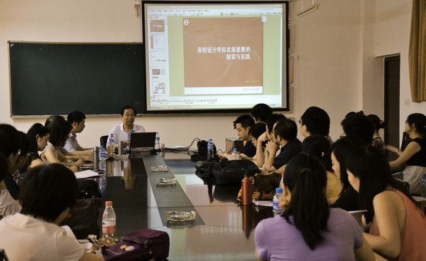 ������ѧ�Ϻ��Ӿ�����ѧԺ��У���º�����ڵ��人���̴�ѧ����