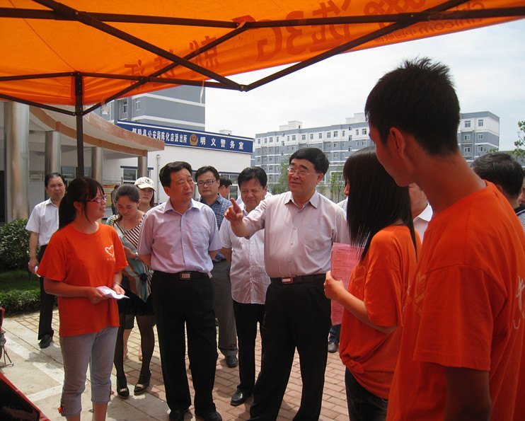 曹维新、李亚等省市领导与许昌学院暑期志愿服务学生亲切交流