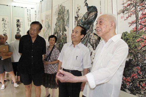 梁半农副书记参观广西师范学院“党在我心中”书画摄影展