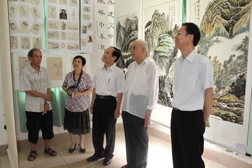 梁半农副书记参观广西师范学院“党在我心中”书画摄影展