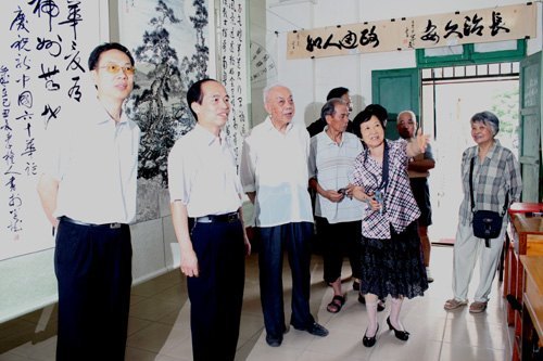 梁半农副书记参观广西师范学院“党在我心中”书画摄影展