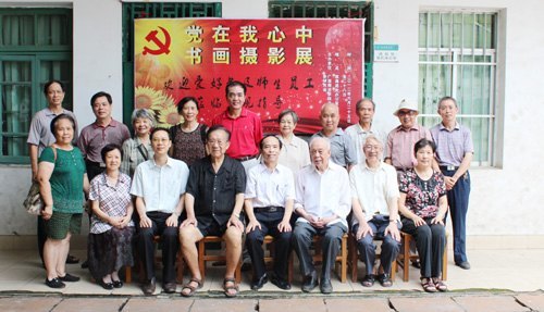 梁半农副书记参观广西师范学院“党在我心中”书画摄影展