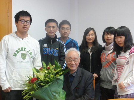 基础医学院:离退休老人真时尚,泡空间、玩QQ、感觉自己没退休