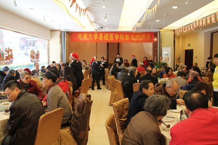 基础医学院:离退休老人真时尚,泡空间、玩QQ、感觉自己没退休