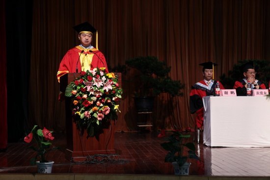 学校隆重举行2012届研究生毕业典礼暨学位授予仪式