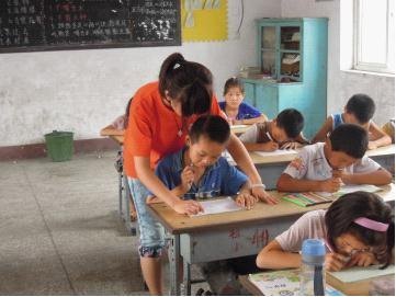 许昌学院青年学生积极服务许昌新型农村社区建设