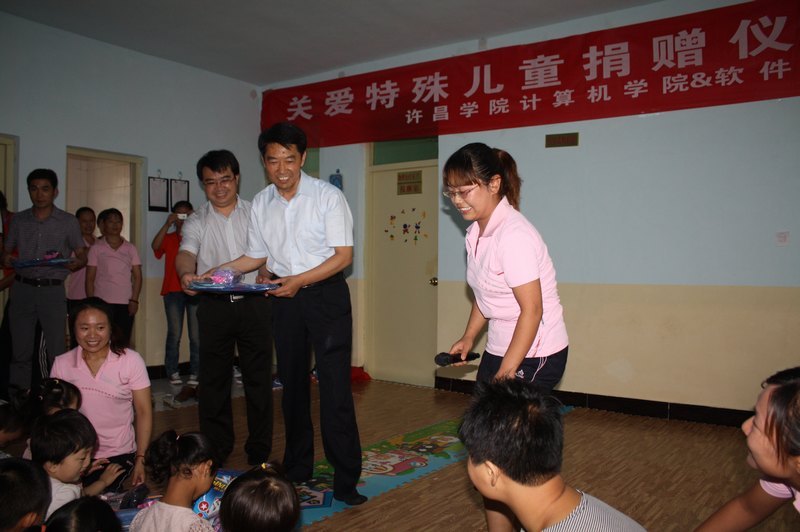 许昌学院暑期社会实践大学生开展关爱特殊群体活动