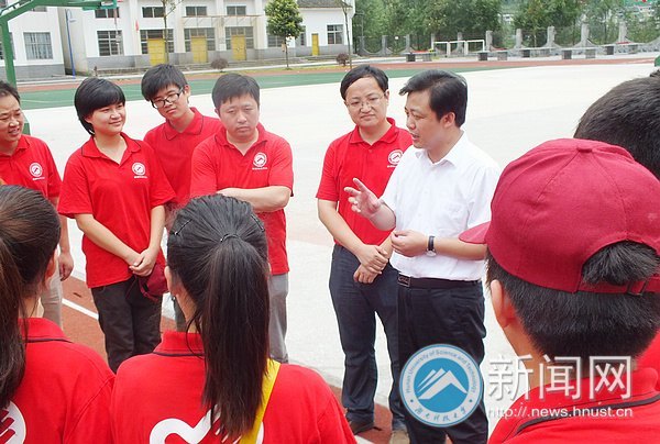 湘西州委常委、吉首市委书记秦国文一行看望湖南科技大学“三下乡”志愿服务队