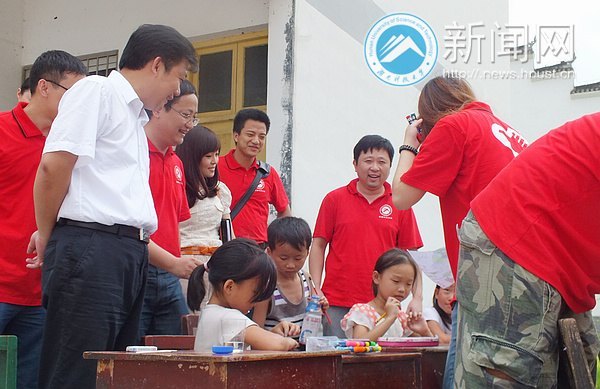 湘西州委常委、吉首市委书记秦国文一行看望湖南科技大学“三下乡”志愿服务队