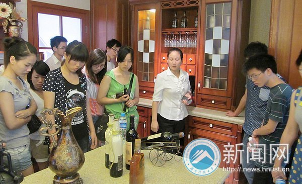 湖南科技大学工业设计专业与长沙嘉宝家具公司开展2012首期产学研合作课程