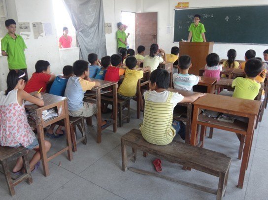 献爱留守儿童,给力快乐暑假——广东石油化工学院大学生社会实践纪实