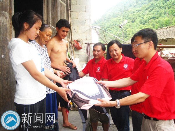 “把社会实践的答卷写在矮寨乡亲的心里”
