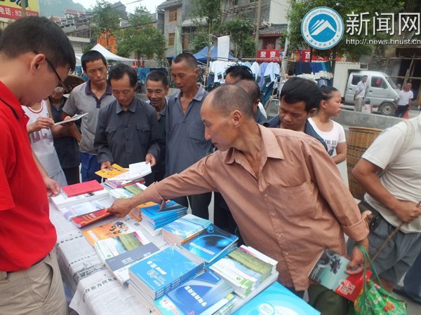 “把社会实践的答卷写在矮寨乡亲的心里”