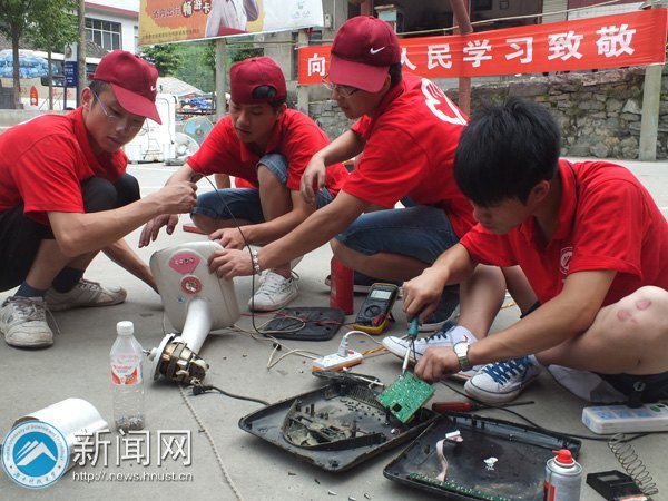“把社会实践的答卷写在矮寨乡亲的心里”