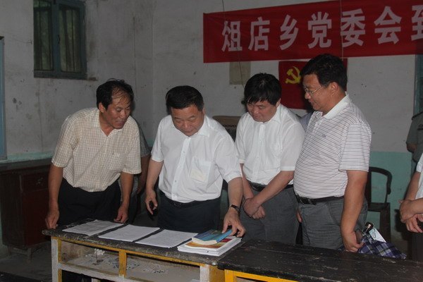 辛丕宏一行冒雨看望潍坊学院派出的“第一书记”