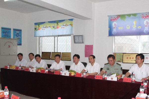 辛丕宏一行冒雨看望潍坊学院派出的“第一书记”