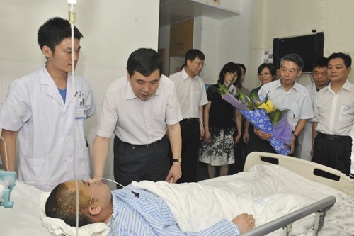 高文兵书记一行看望生病住院的年轻医生