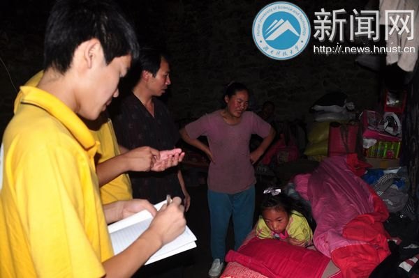 阿弓镇“爱心行动”志愿服务团队实地调研贫困家庭