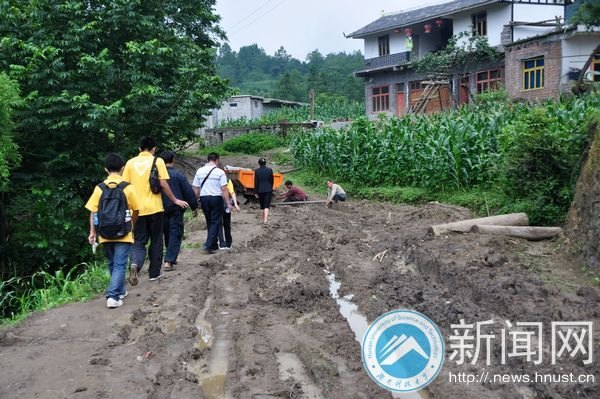 阿弓镇“爱心行动”志愿服务团队实地调研贫困家庭