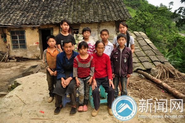 阿弓镇“爱心行动”志愿服务团队实地调研贫困家庭