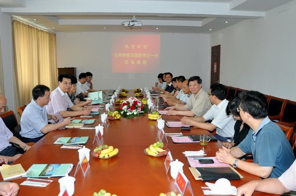 校党委书记马国防率团考察金陵科技学院