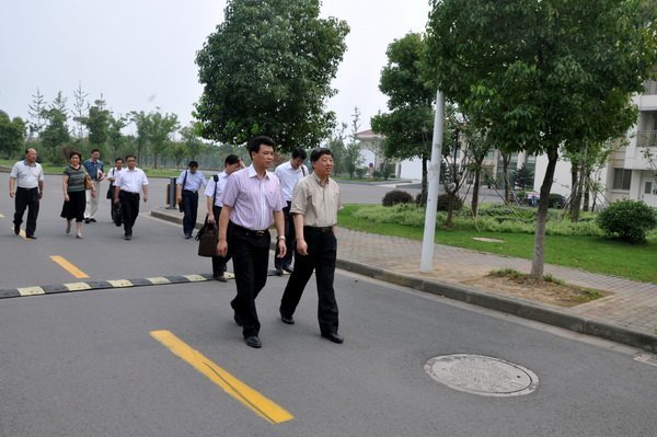 校党委书记马国防率团考察金陵科技学院