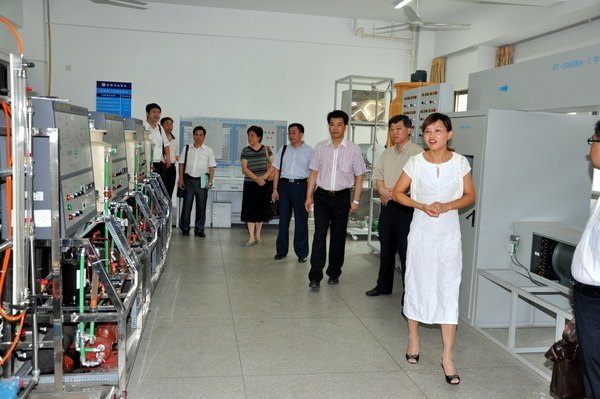 校党委书记马国防率团考察金陵科技学院