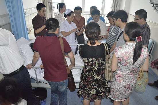 沙坪坝区卫生局领导及专家一行来大学城医院参观交流医院信息化建设