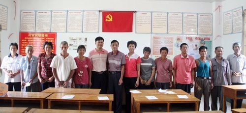 惠州学院麻陂镇曲潭村扶贫小组开展扶贫活动