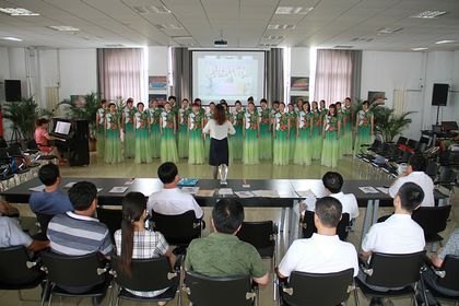 学校召开女子合唱团庆功座谈会