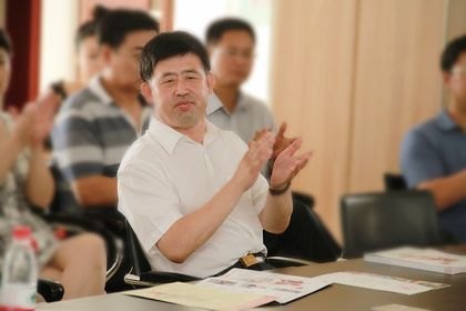 学校召开女子合唱团庆功座谈会