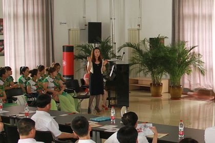 学校召开女子合唱团庆功座谈会