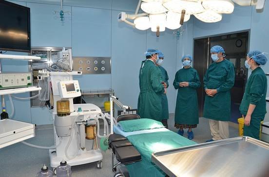 美国辛辛那提大学副校长鲍特博士一行到大学城医院参观
