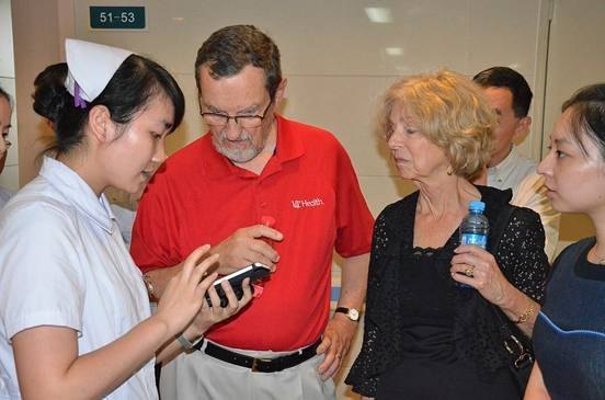美国辛辛那提大学副校长鲍特博士一行到大学城医院参观
