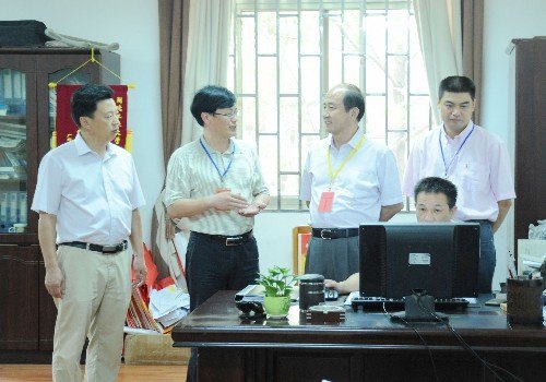 校党委书记周应佳视察湖北工业大学招生录取工作现场