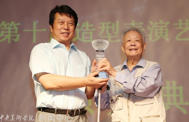 中央美术学院教授周令钊、伍必端获中国文联第十届造型艺术成就奖