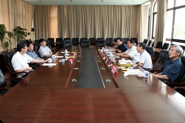 江苏省人大常委会副主任赵龙一行视察常州工学院