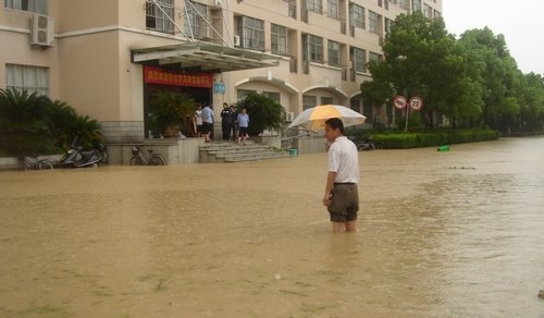 学校紧急部署防台后续工作