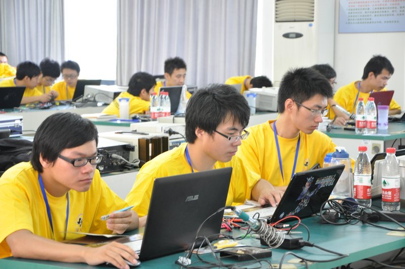 东华学子在2012年“TI杯”上海大学生电子设计邀请赛上获好成绩