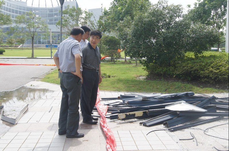 徐明稚校长视察台风后校园安全工作