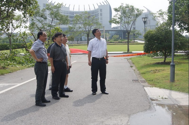 徐明稚校长视察台风后校园安全工作