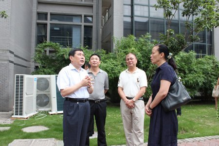 高文兵书记督促检查暑期校园建设工作