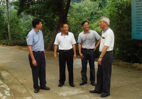 郑彬涛深入三坑村调研　要求扎实推进扶贫开发