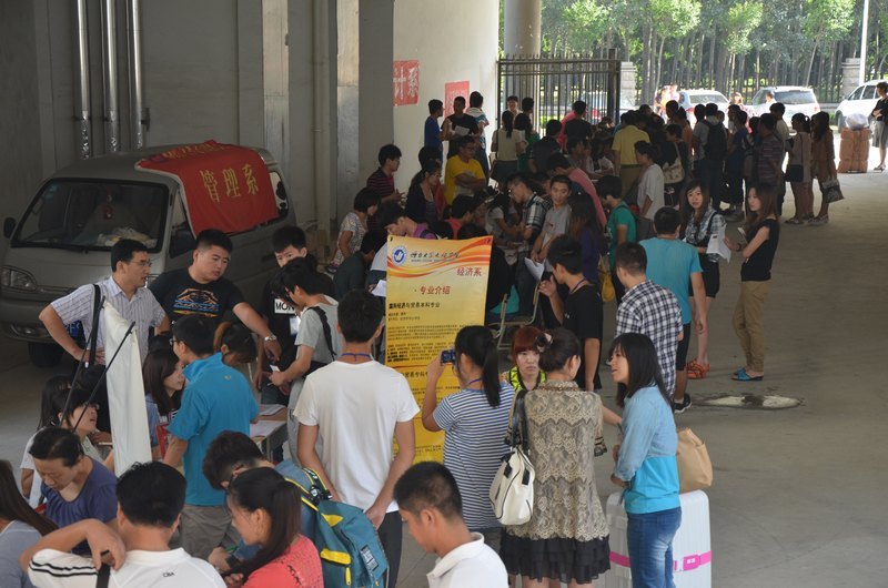 迎接新学年 专升本新生有序报到