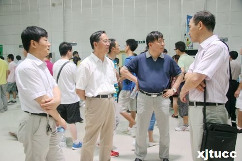 西安交通大学城市学院喜迎2012级新生报到