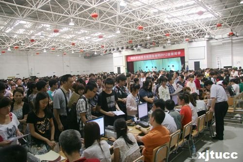 西安交通大学城市学院喜迎2012级新生报到