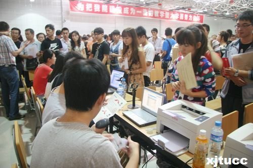 西安交通大学城市学院喜迎2012级新生报到