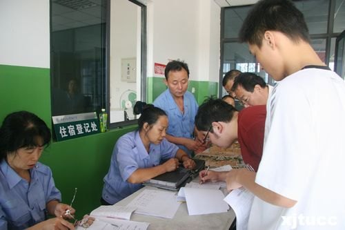 西安交通大学城市学院喜迎2012级新生报到